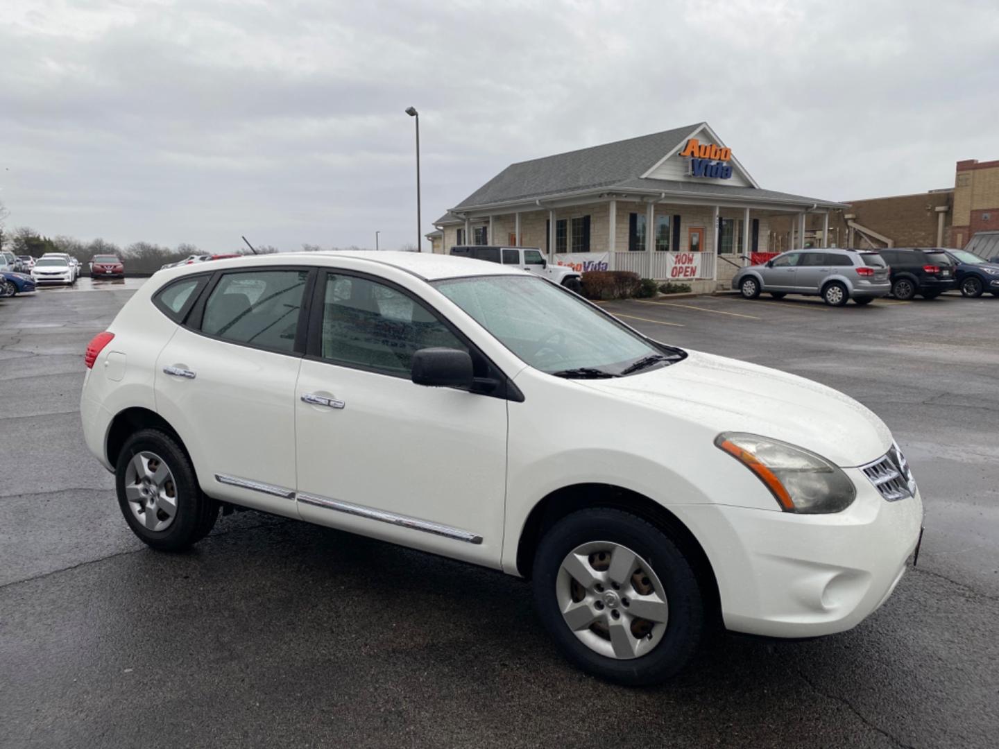 2015 WHITE Nissan Rogue Select S 2WD (JN8AS5MT2FW) with an 2.5L L4 DOHC 16V engine, Continuously Variable Transmission transmission, located at 420 I-35E, Lancaster, TX, 75146, (469) 297-4144, 32.593929, -96.823685 - Photo#3